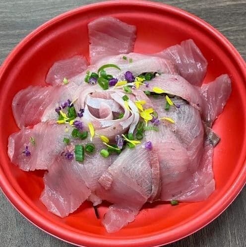 Dynamic Yellowtail Bowl ~Overflowing Style~ 1,280 yen (tax included)