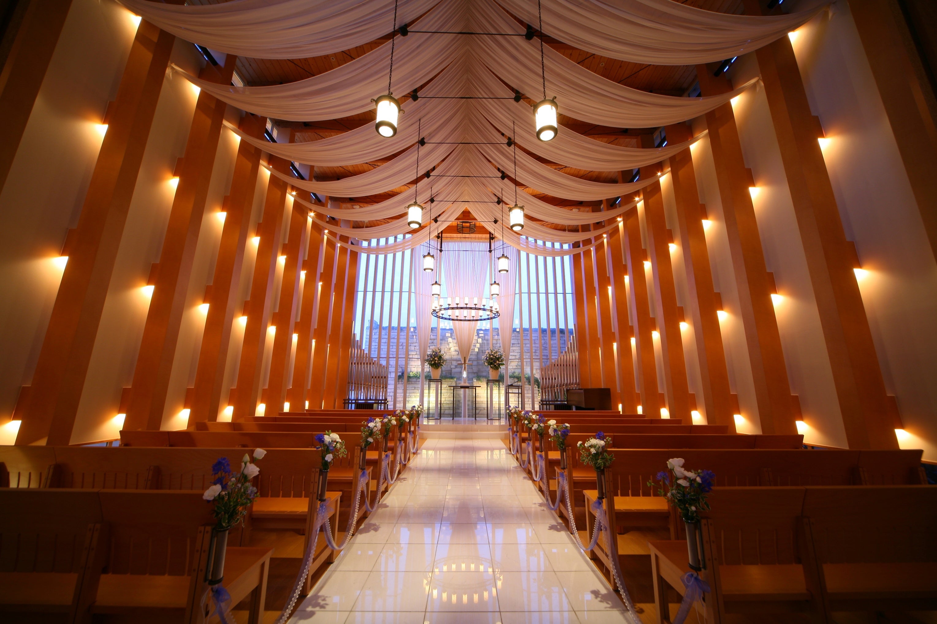 Kapel hotel diterangi di malam hari