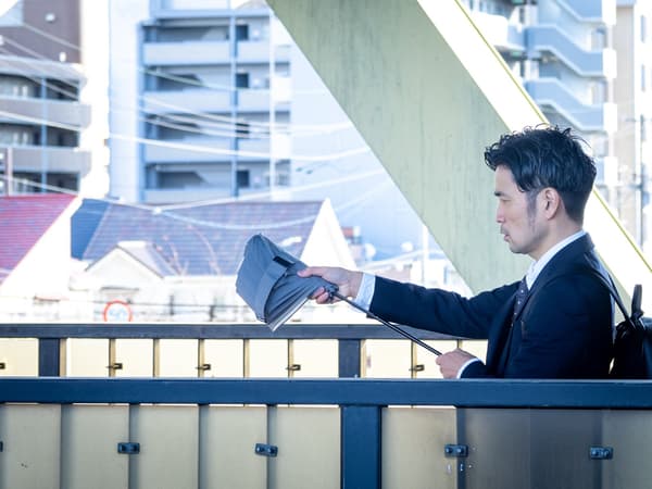 Perfecto para profesionales de negocios que abren y cierran sus paraguas con frecuencia, como durante los viajes en tren