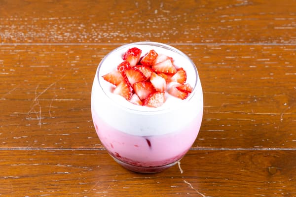 Leche de fresa llena de sabor a fresa fresca