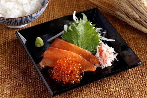 Serpihan kepiting salju, salmon, dan bermacam-macam telur salmon (Hanya makan malam / Satu piring per orang)