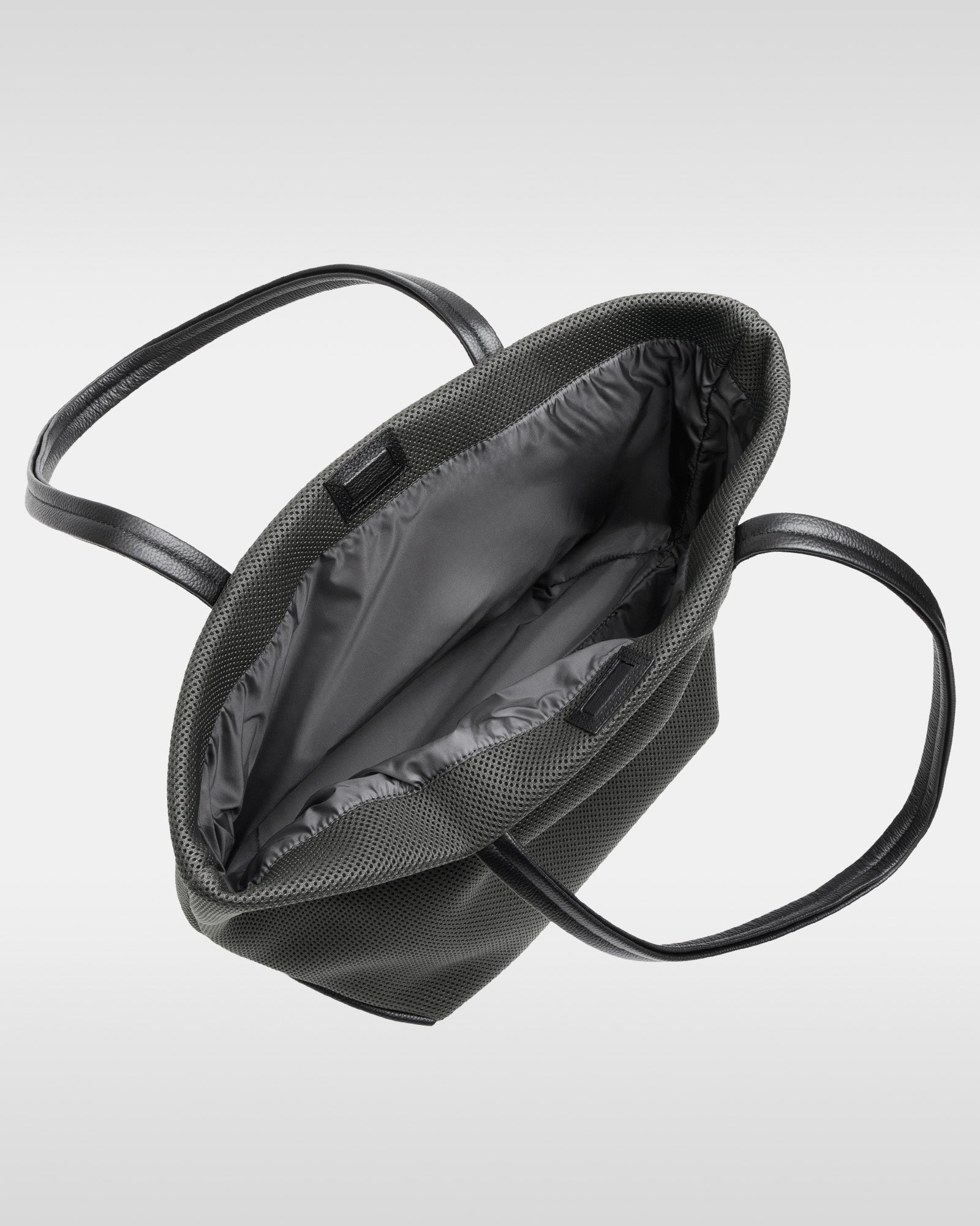 กระเป๋าโท้ทตาข่ายขณะใช้งาน