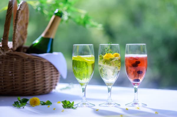 Tres cócteles de champán que expresan los colores de la brotación
