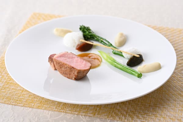 캐러멜라이즈한 머위, 산초 크루스티앙, 양파 퓌레를 곁들인 구운 비고르 돼지고기