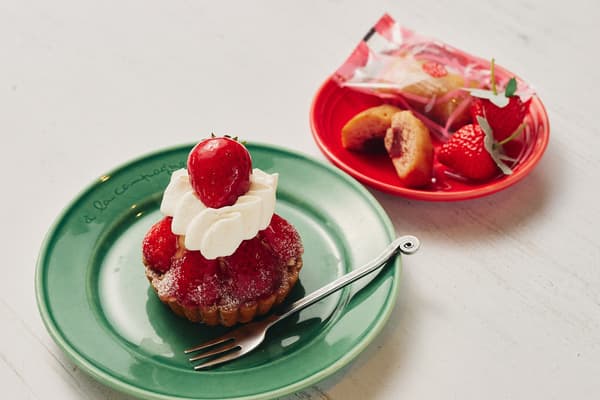 왼쪽: Tartelette aux Fraises (à la campagne) 오른쪽: 요코하마 붉은 벽돌 콰트로 피낭시에 딸기 (Red Brick Bake! Western Baked Goods Shop) ※둘 다 2호관 1층