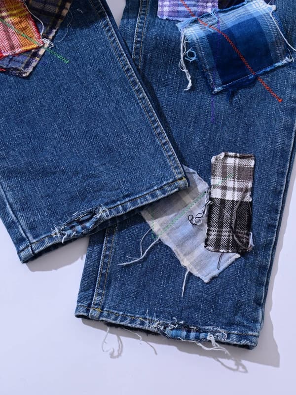 Primer plano de los detalles de los jeans patchwork
