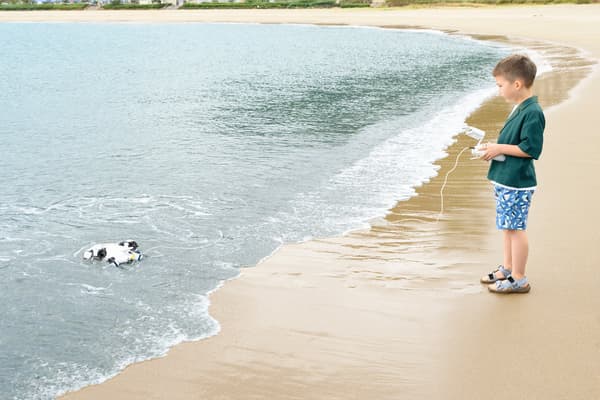 Operando un dron submarino para observar el mar