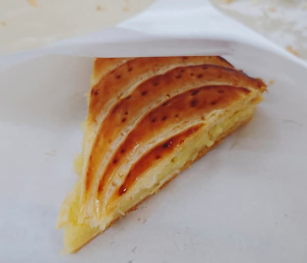 Galette des Rois recién horneada (1 porción) 600 ¥ [Limitado a 30 por sesión]