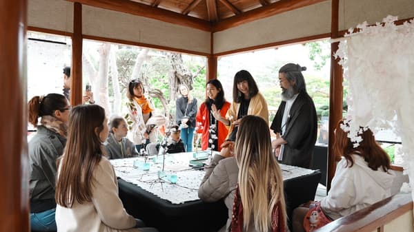 Participants adding water to open the washi blossoms — a highlight moment that drew smiles