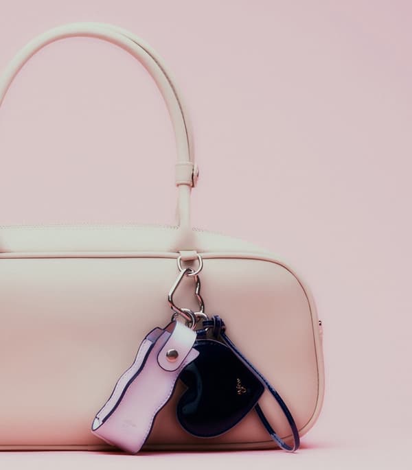 银色和海军蓝唇膏盒