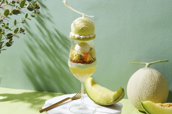 Melon Grace Parfait dengan set seluruh melon segar yang matang