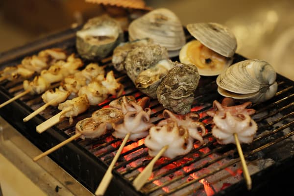 그릴 주변에 모여 미소와 대화를 나눕니다.