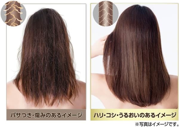 Mujer rociando el producto sobre el cabello