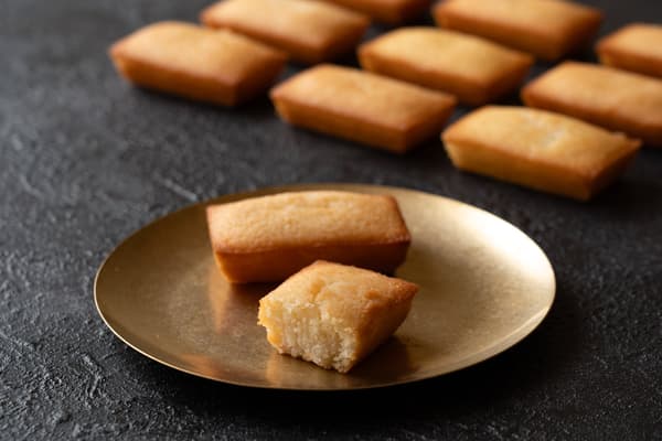 Financier de harina de arroz con una textura suave y húmeda