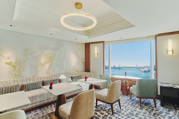 천연 설화 석고 석재의 부드러운 조명이 공간을 따뜻한 빛으로 감쌉니다.