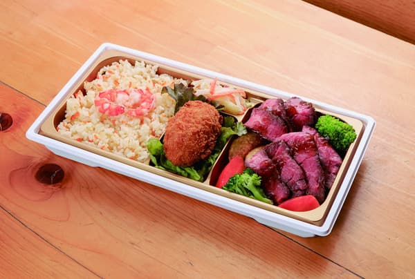 Platos de carne de Hida en el evento