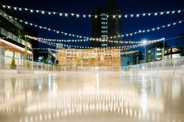 코로나 제로 브랜딩이 있는 아이스 스케이트장