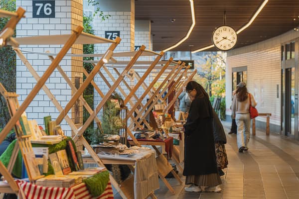 Adegan pasar dari “SHIBUNAN CANDLE BRIDGE” yang diadakan pada Desember 2025