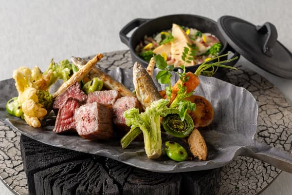 主菜“炭烤牛肉和鹿肉搭配竹笋和油菜花可可饭”，具有浓郁的鲜味和精致的苦味