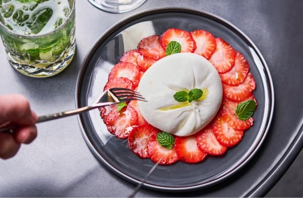 Caprese de fresas frescas y burrata