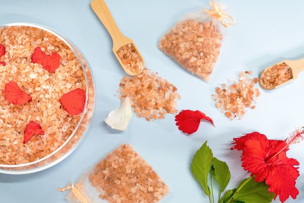 Taller de sales de baño con flores tropicales