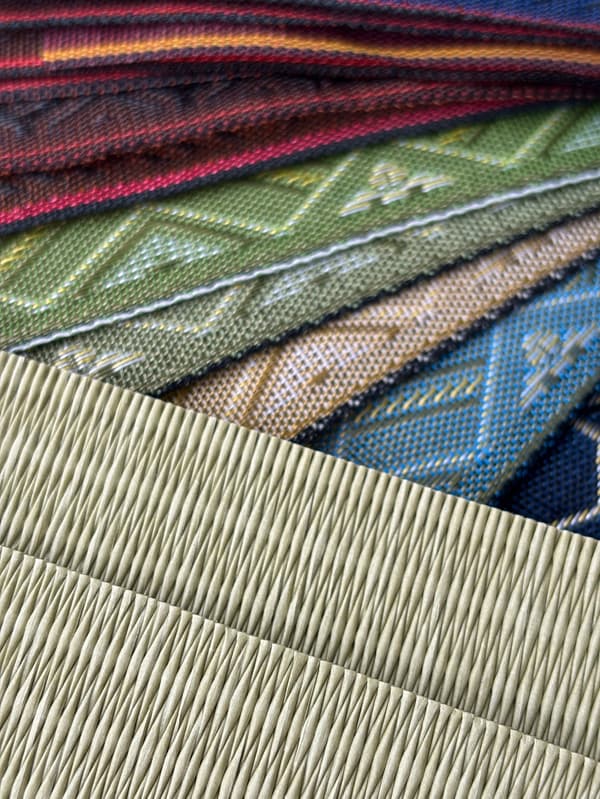 Vista detallada de la textura del tatami washi y el borde del tatami