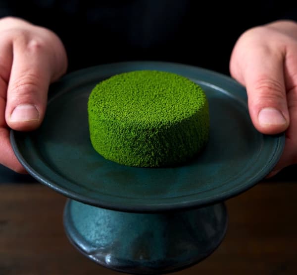 THE chocola보다 낮은 온도에서 굽습니다. THE chocola의 가벼움을 유지하면서 입안에서 크리미한 질감으로 녹아내리고 말차가 혀에 달라붙습니다.