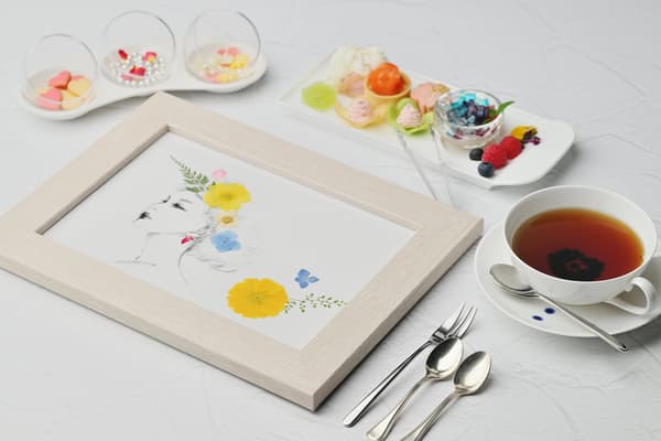 먼저 압화 아트를 시도해 보세요. 완성된 작품을 액자에 넣고 투명한 플레이트를 겹쳐 보세요