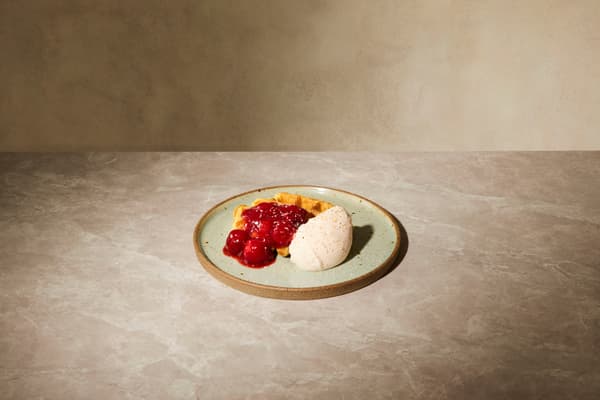 Plato de gofre con fresa y crema de fresa