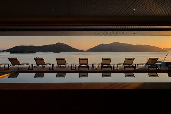 Piscina infinita del spa termal