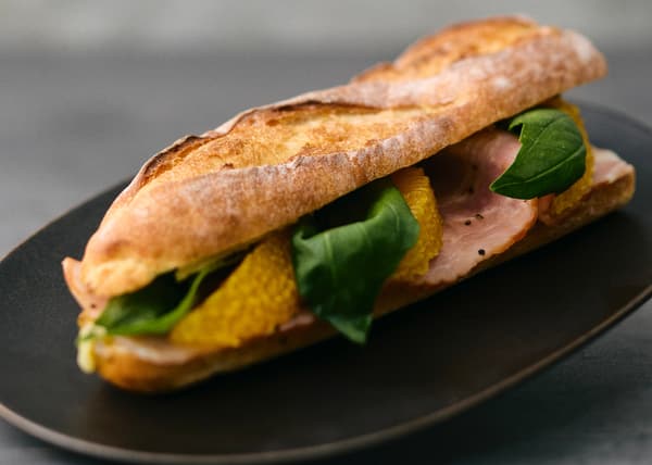 바질 향 오렌지와 베이컨 핫 샌드위치