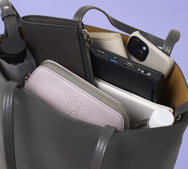 Diseño tote abierto con más capacidad de lo que sugiere su perfil