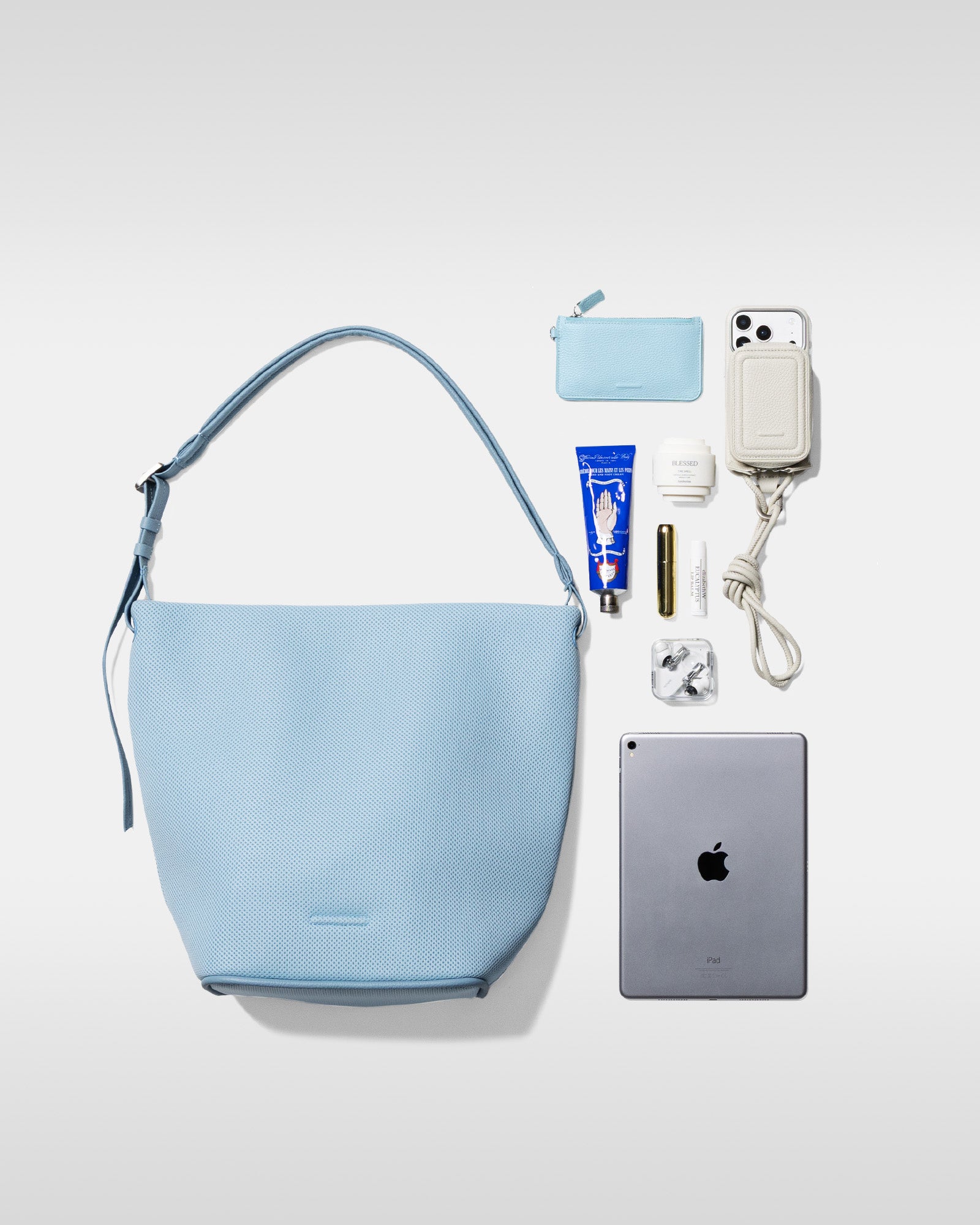 กระเป๋าโฮโบตาข่ายขณะใช้งาน