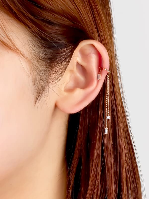 Vista lateral del brazalete de oreja colgante con corte baguette de diamante de laboratorio VARIÉLLE K10YG