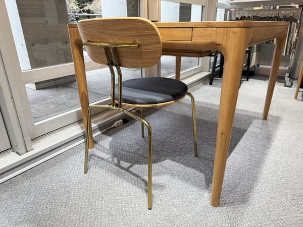 展出的带有 100% 再生纺织品 Horizons “Quantum Blue” 靠垫的版本