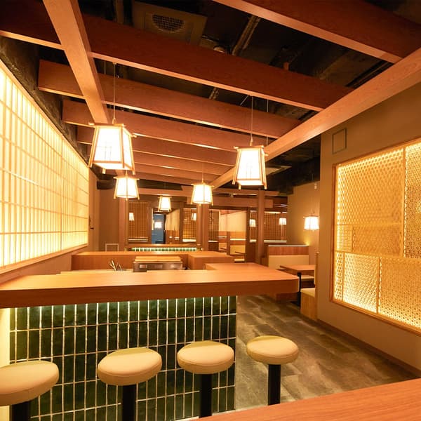 Toriikuguri Shinjuku – Interior yang menampilkan gerbang torii