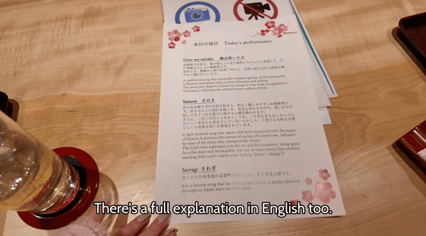 艺伎准备日本传统舞蹈表演