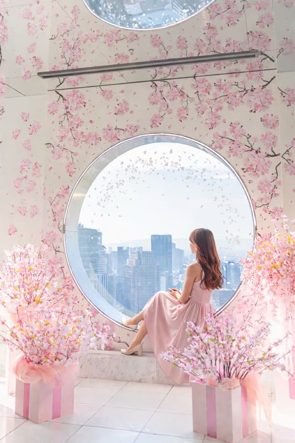 Spring-limited round window with cherry blossom decoration