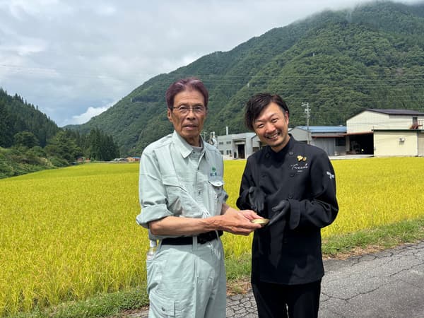 En Wani Farm (derecha: Kimura)