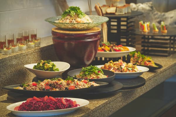 Makanan pembuka sayuran berwarna-warni dalam gaya prasmanan