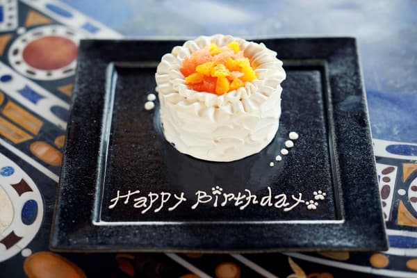 선택 케이크: 부드러운 생일 케이크 (유제품, 밀, 계란 무첨가) / 3,630엔 (세금 및 봉사료 포함)