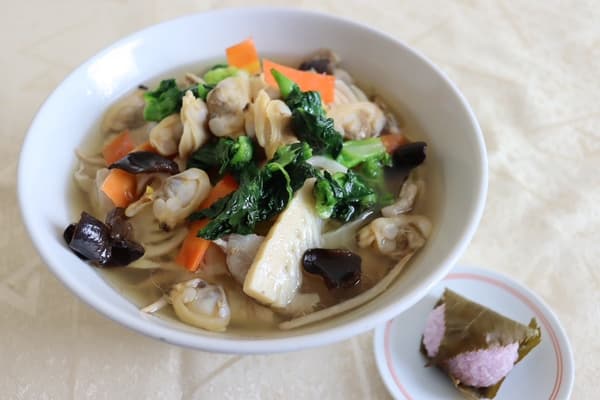 세이부엔 골프 코스 – 제철 채소와 바지락 탄멘, 벚꽃 모찌 (이미지)