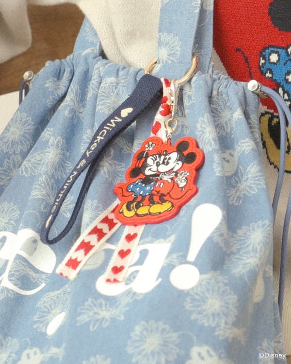 Amuleto bordado de Mickey y sus amigos