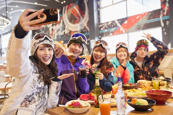 El último restaurante elegante presenta «aproximadamente 80 tipos» de platos de «cocina mundial y japonesa», perfectos para las redes sociales