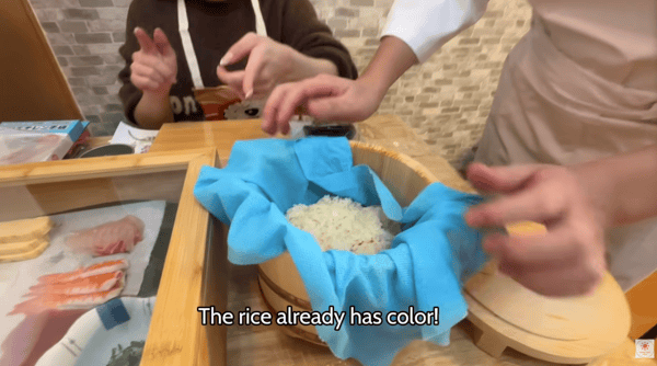 Nasi dengan pewarna cuka merah