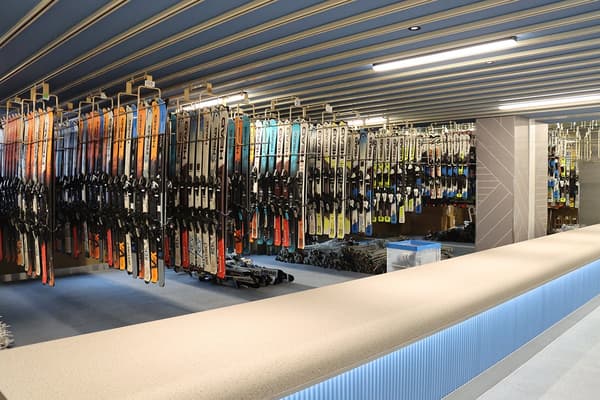 Equipado con los 5000 juegos de esquíes, tablas de snowboard, botas y ropa de marca más grandes de Japón