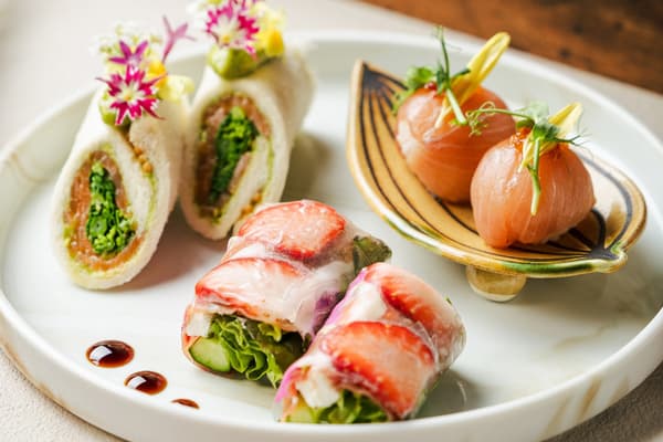 包括草莓鲜春卷、卷三明治和手握寿司在内的咸味精选