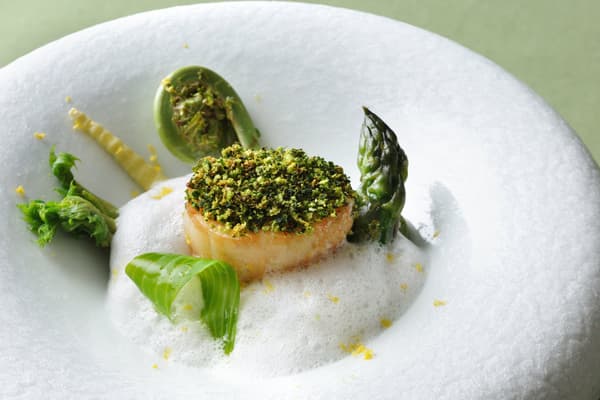 차가운 전채: 가리비와 봄 채소 주파