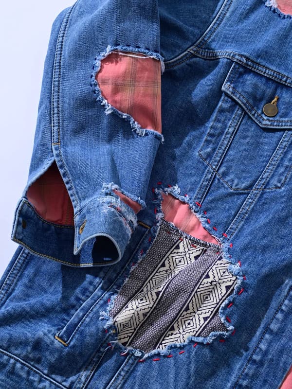 Toma de detalle de la chaqueta tracker de denim