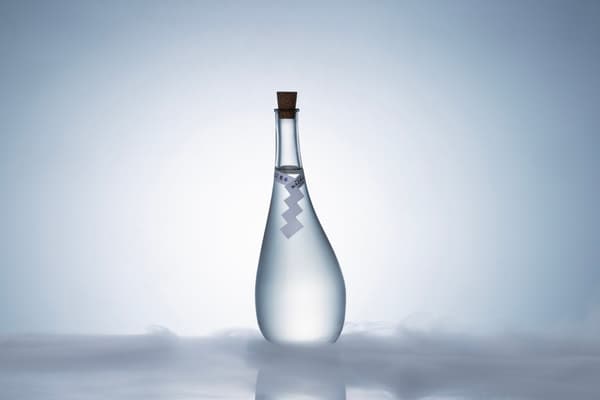 The bottle design by NOSIGNER's Eisuke Tachikawa also attracts attention